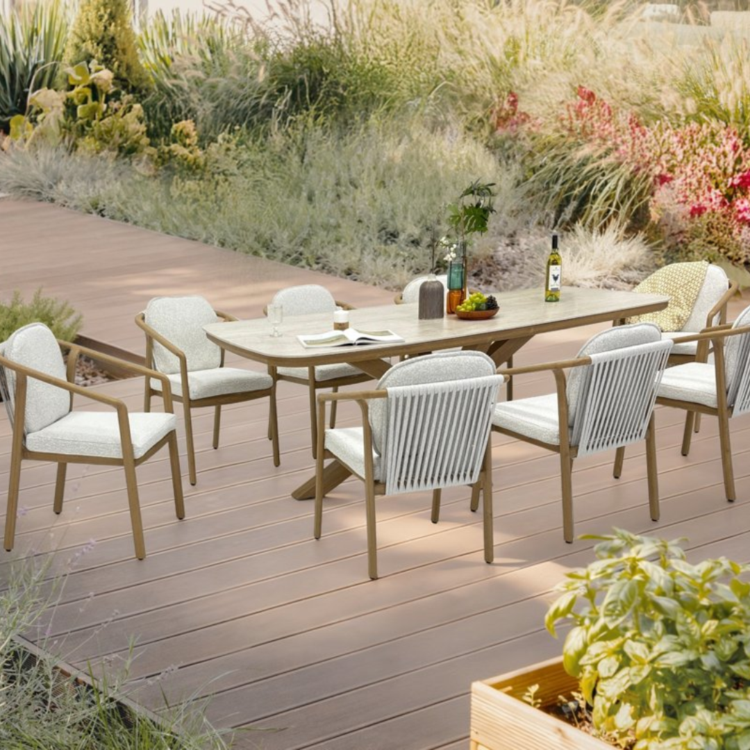 Aluminium Wood Look Dining Charles and a Teak table on a mediterranean terrace
